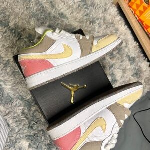 Air Jordan 1 Pastel GS Size 6 Youth/Men, 7.5 Women